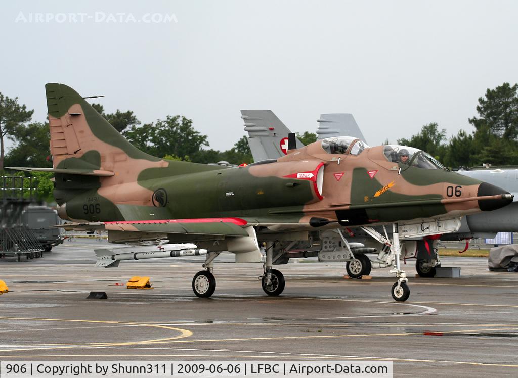 906, Douglas TA-4SU Skyhawk C/N 12162, Used as a demo during LFBC Airshow 2009