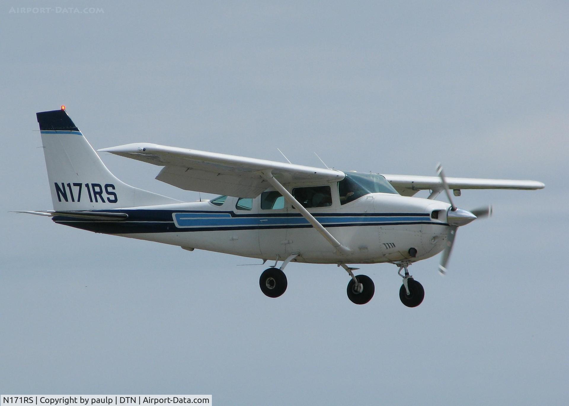 N171RS, 1980 Cessna TU206G Turbo Stationair C/N U20605558, Landing on 14 at the Shreveport Downtown airport.