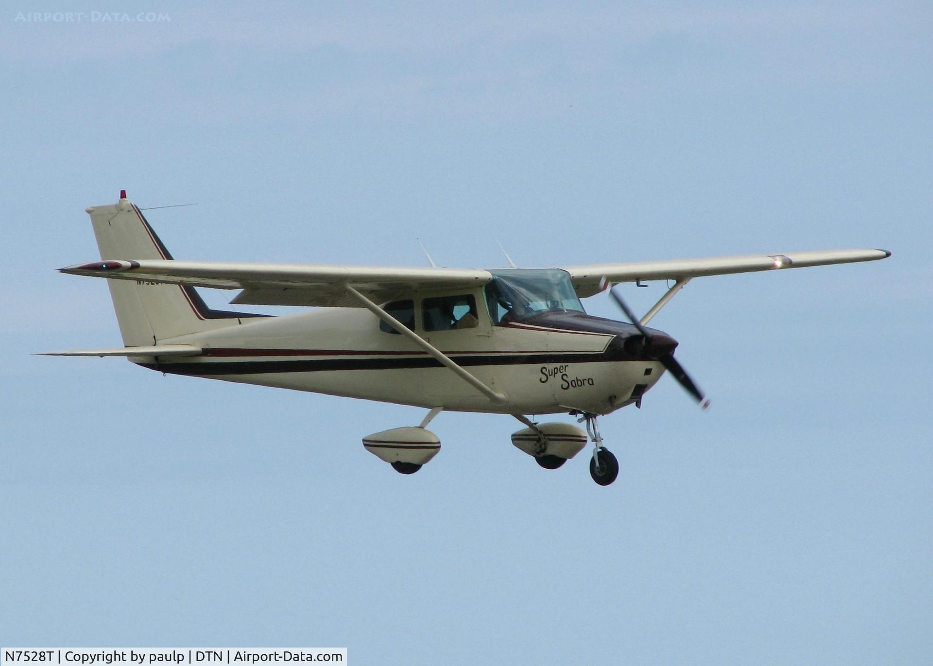 N7528T, 1959 Cessna 172A C/N 47128, Landing at Downtown Shreveport.