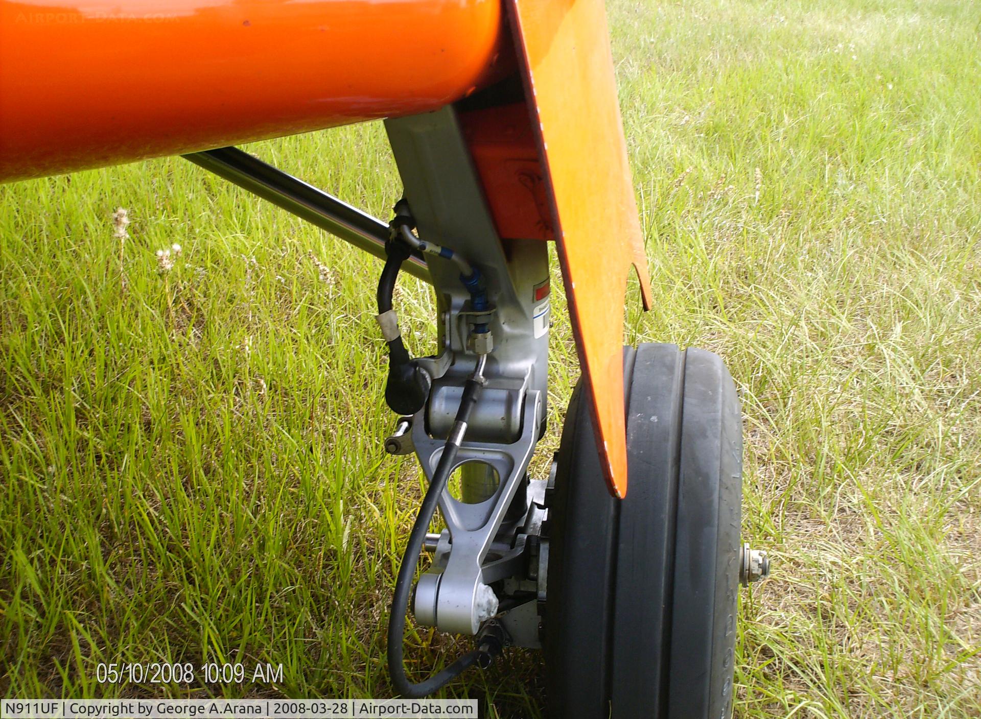 N911UF, 2004 Agusta A-109E C/N 11604, Port main landing gear