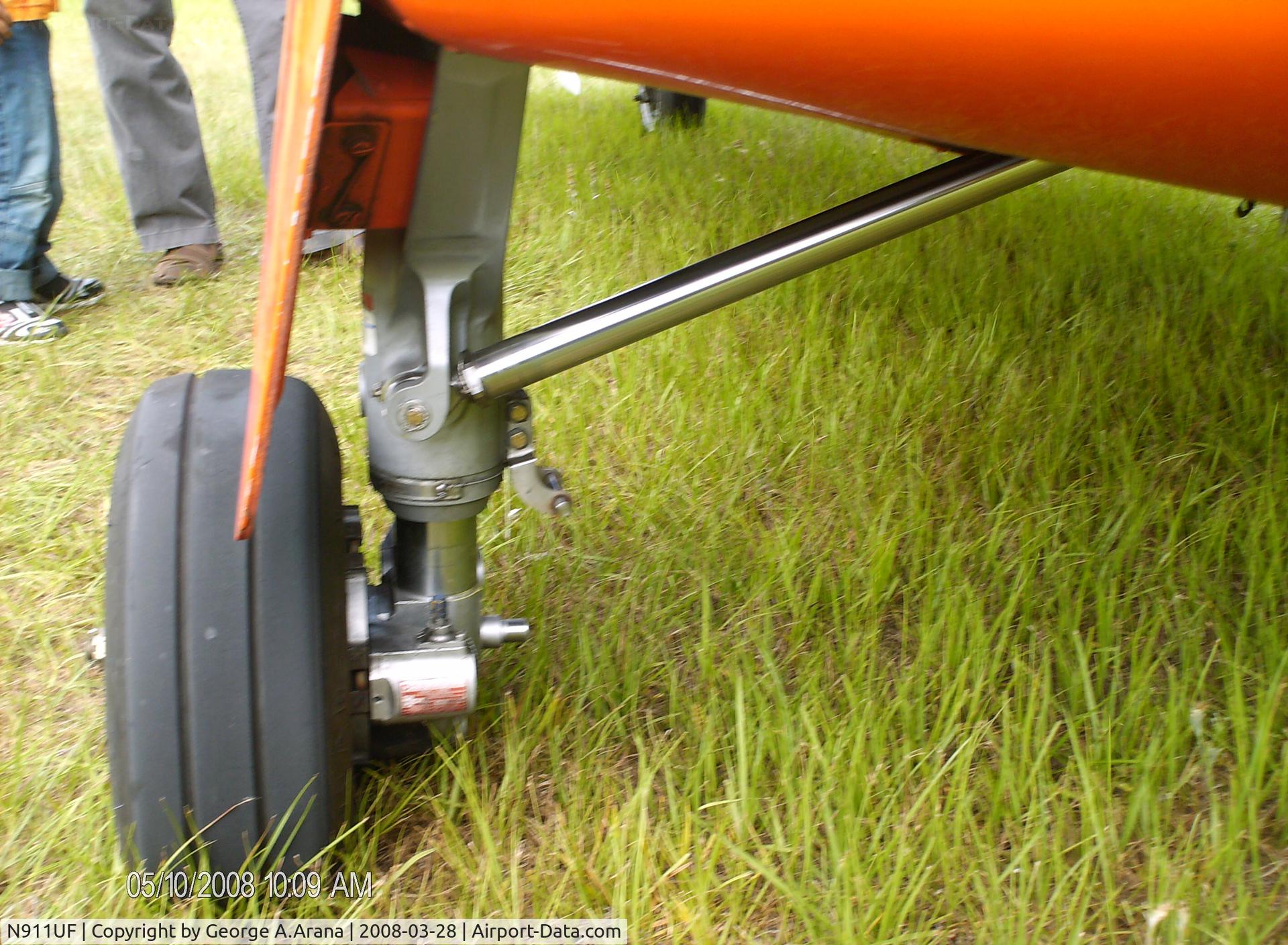 N911UF, 2004 Agusta A-109E C/N 11604, Starboard main landing gear