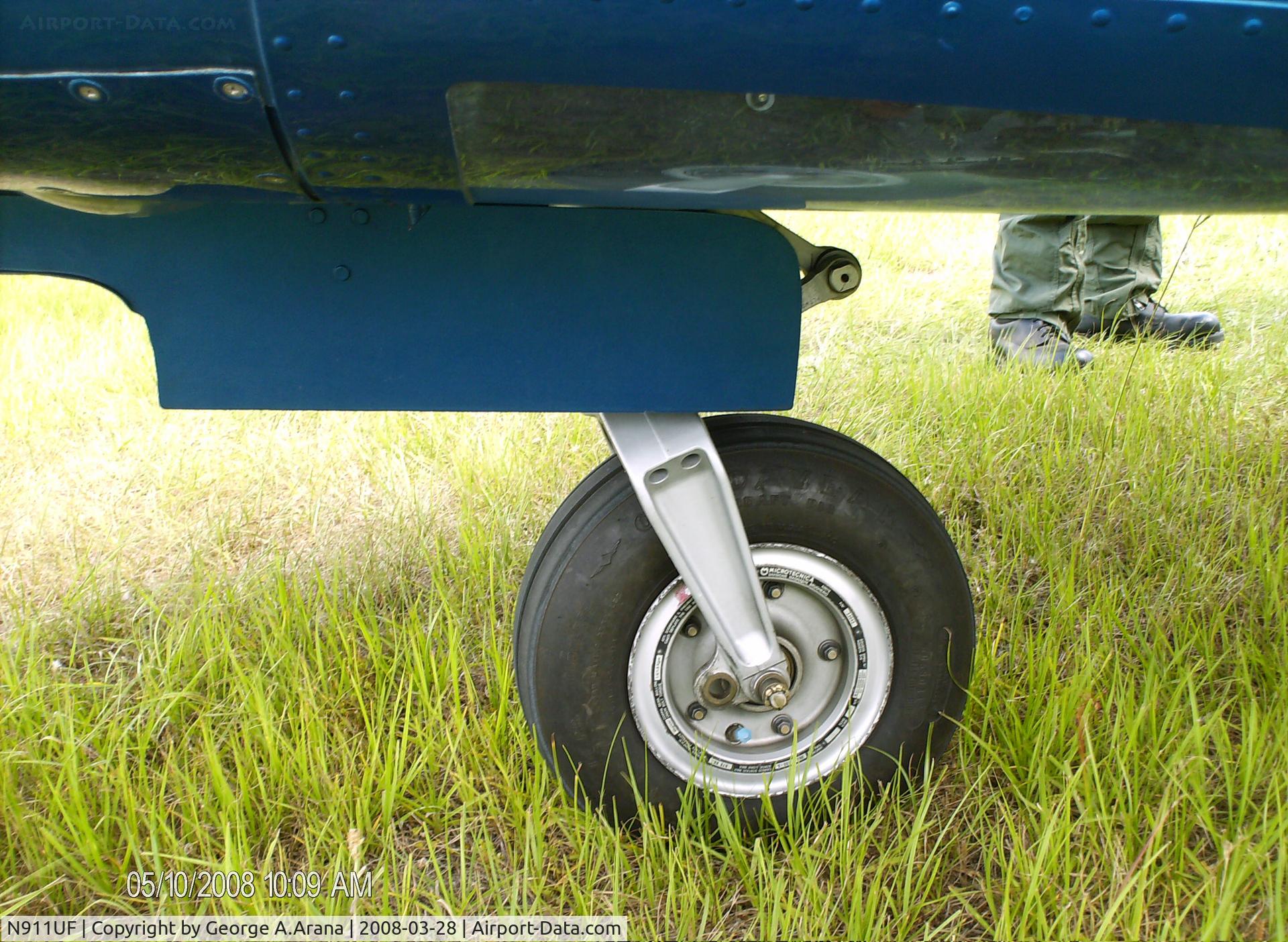 N911UF, 2004 Agusta A-109E C/N 11604, Nose gear and doors