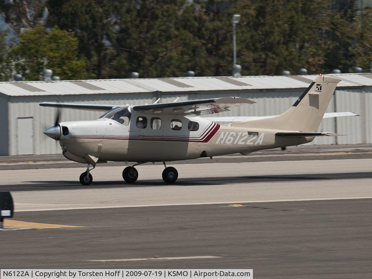 N6122A, Cessna P210R Pressurised Centurion C/N P21000867, N6122A departing from RWY 21