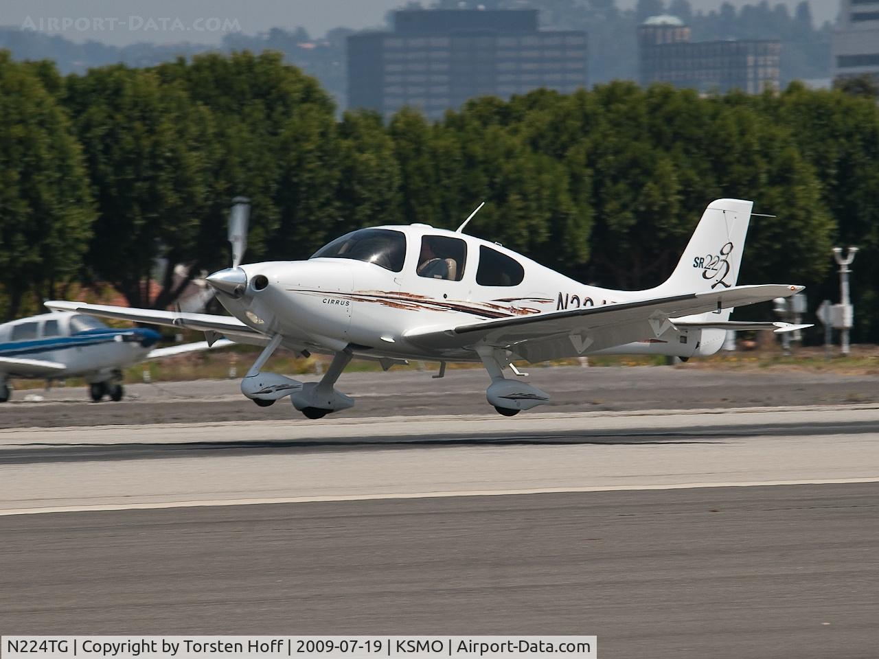 N224TG, 2005 Cirrus SR22 G2 C/N 1570, N224TG arriving on RWY 21