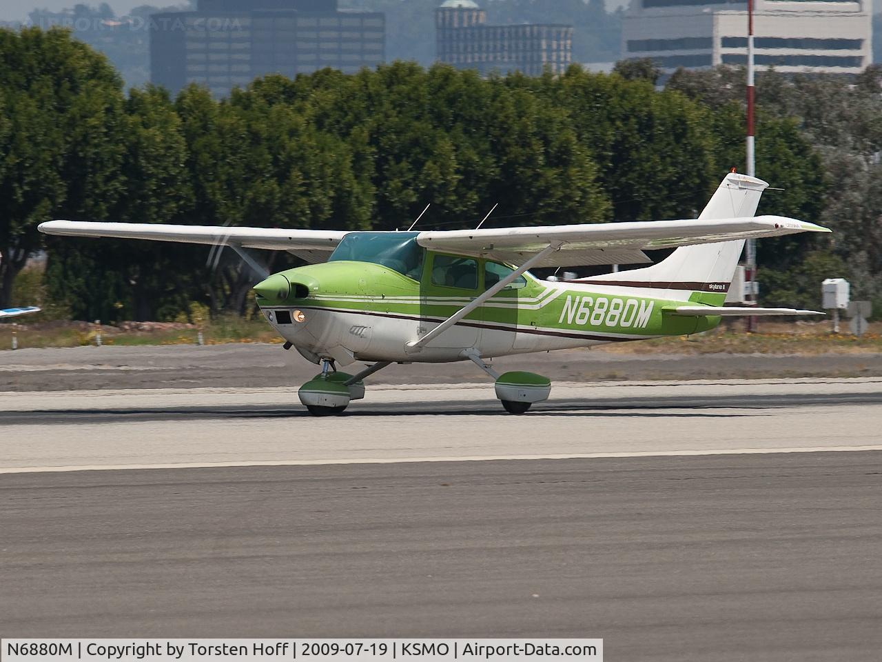 N6880M, 1975 Cessna 182P Skylane C/N 18263876, N6880M departing from RWY 21
