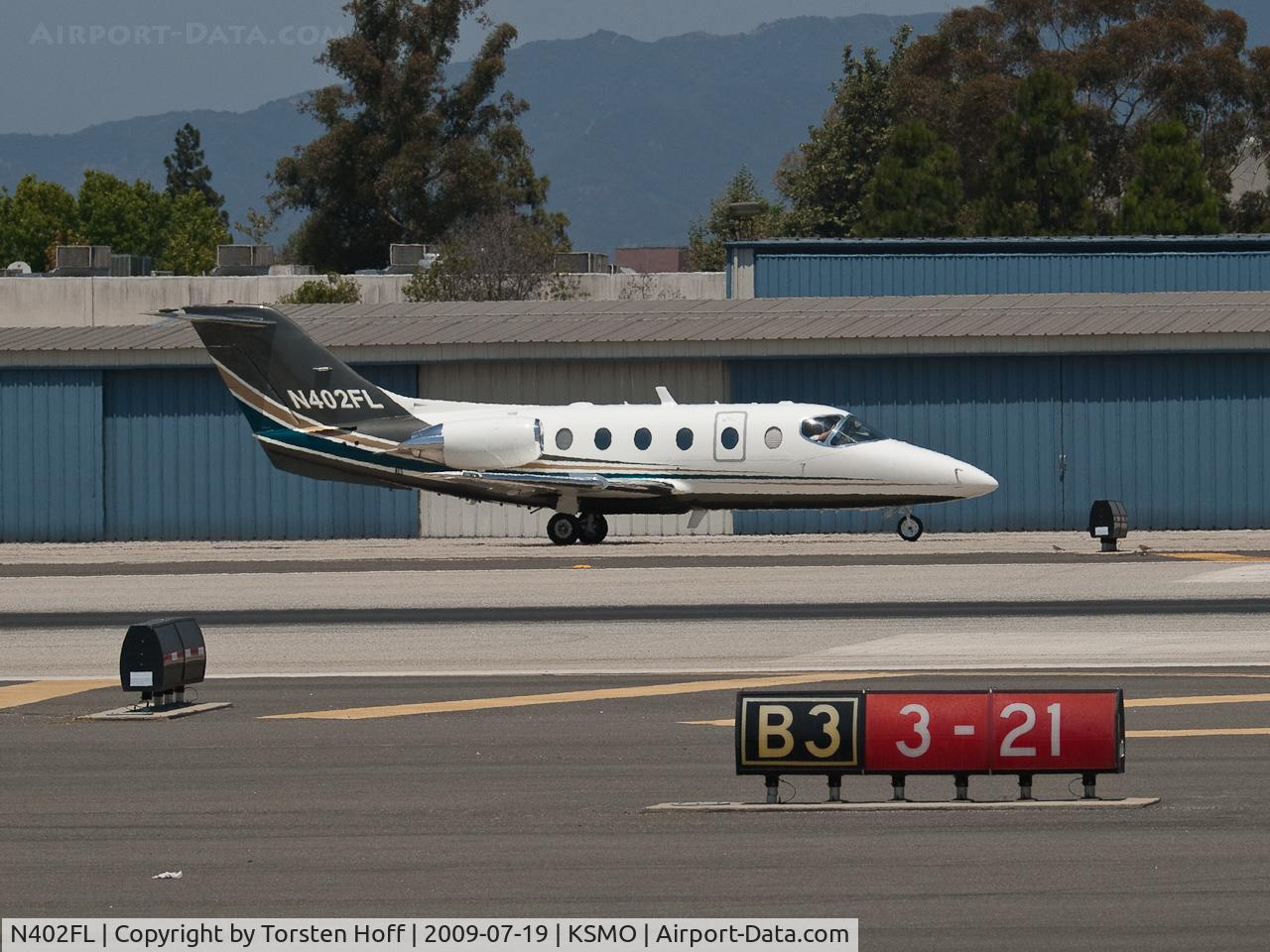N402FL, 1998 Beech 400A Beechjet C/N RK-201, N402FL taxiing