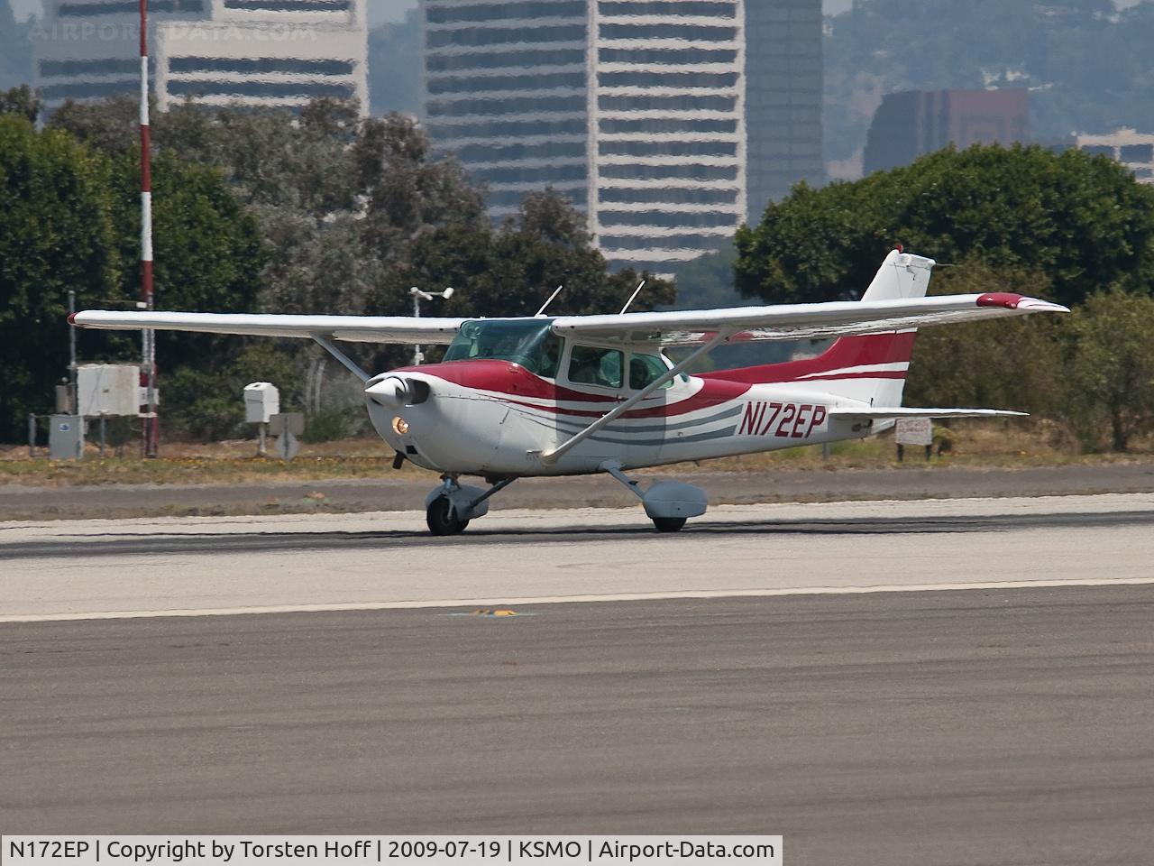 N172EP, 1976 Cessna 172N C/N 17267932, N172EP departing from RWY 21