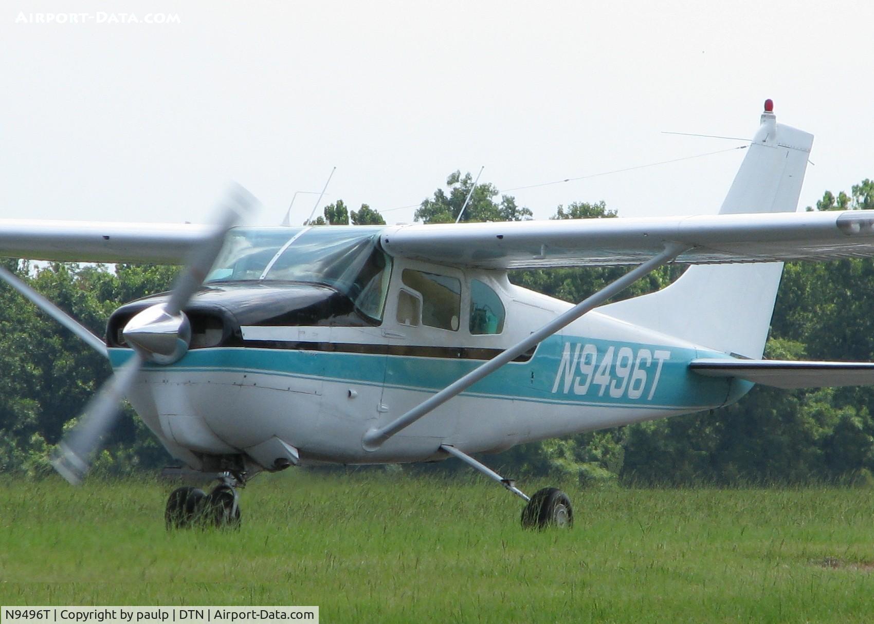 N9496T, 1960 Cessna 210 C/N 57296, Taxiing to runway 14 at the Shreveport Downtown airport.