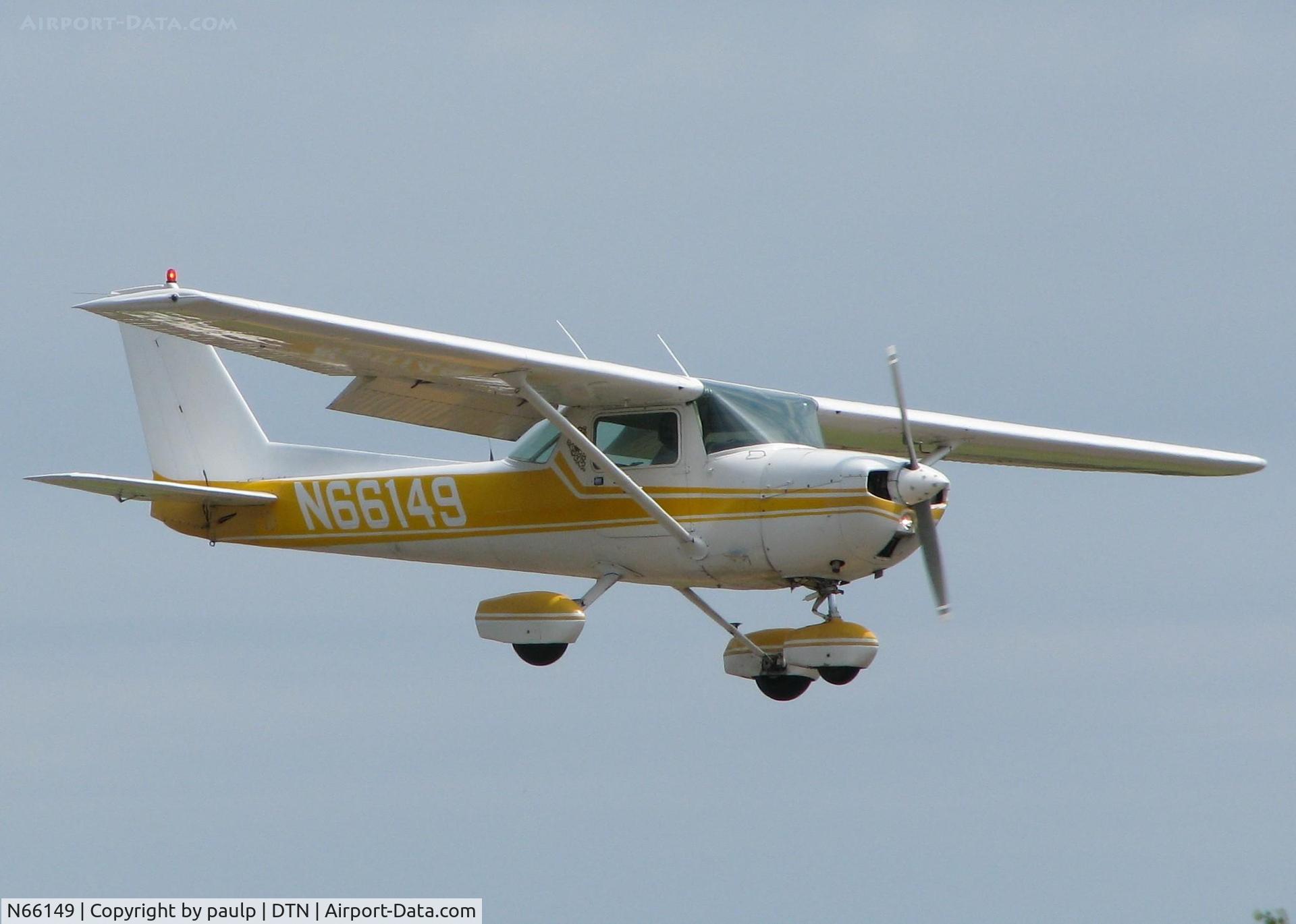 N66149, 1974 Cessna 150M C/N 15075872, Landing on 14 at Downtown Shreveport.