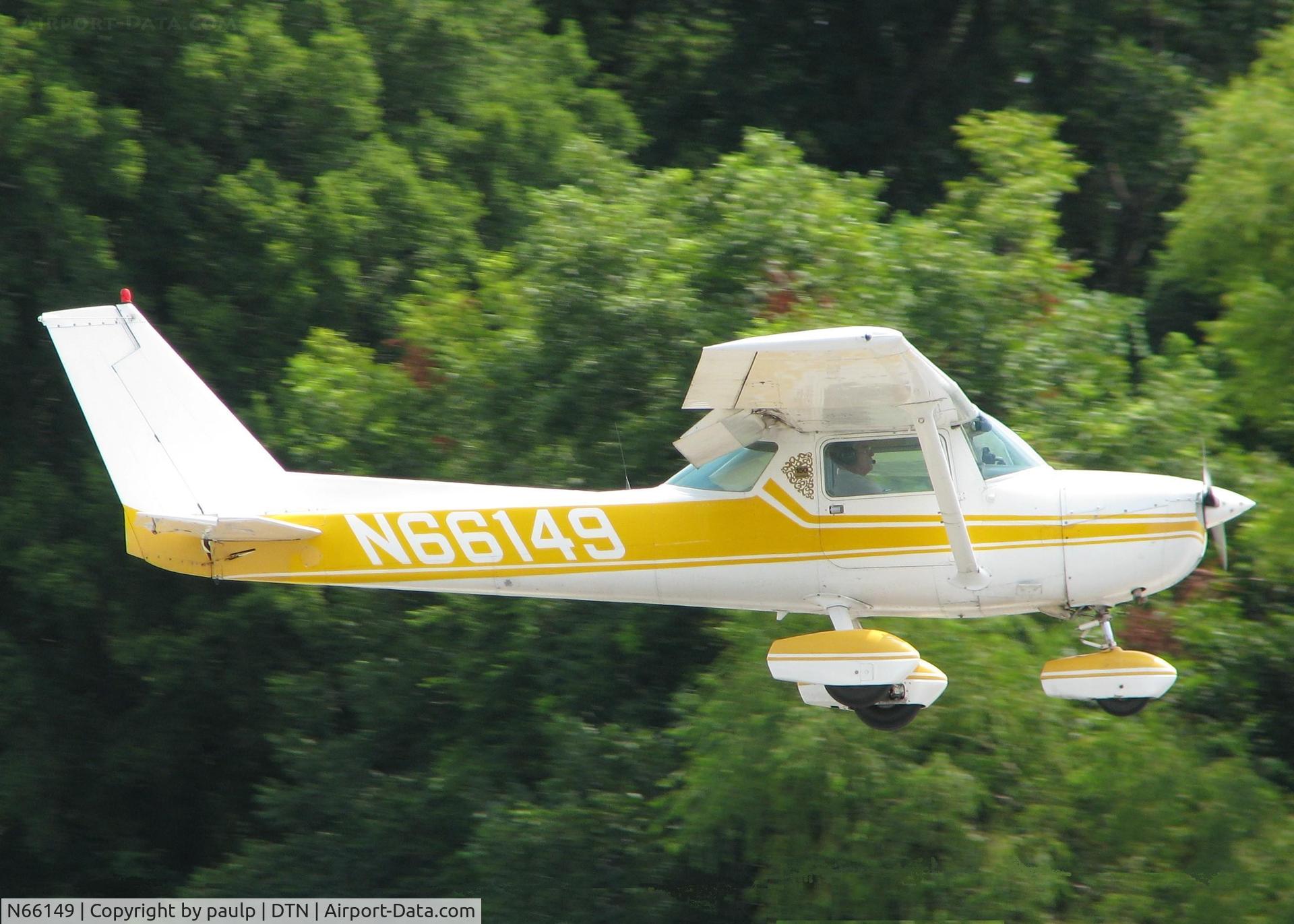 N66149, 1974 Cessna 150M C/N 15075872, About to touch down on runway 14 at the Shreveport Downtown airport.