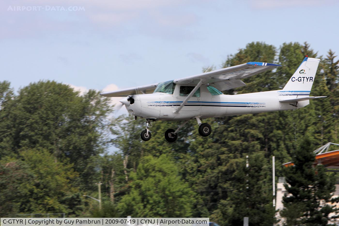 C-GTYR, 1981 Cessna 152 C/N 15284966, On final