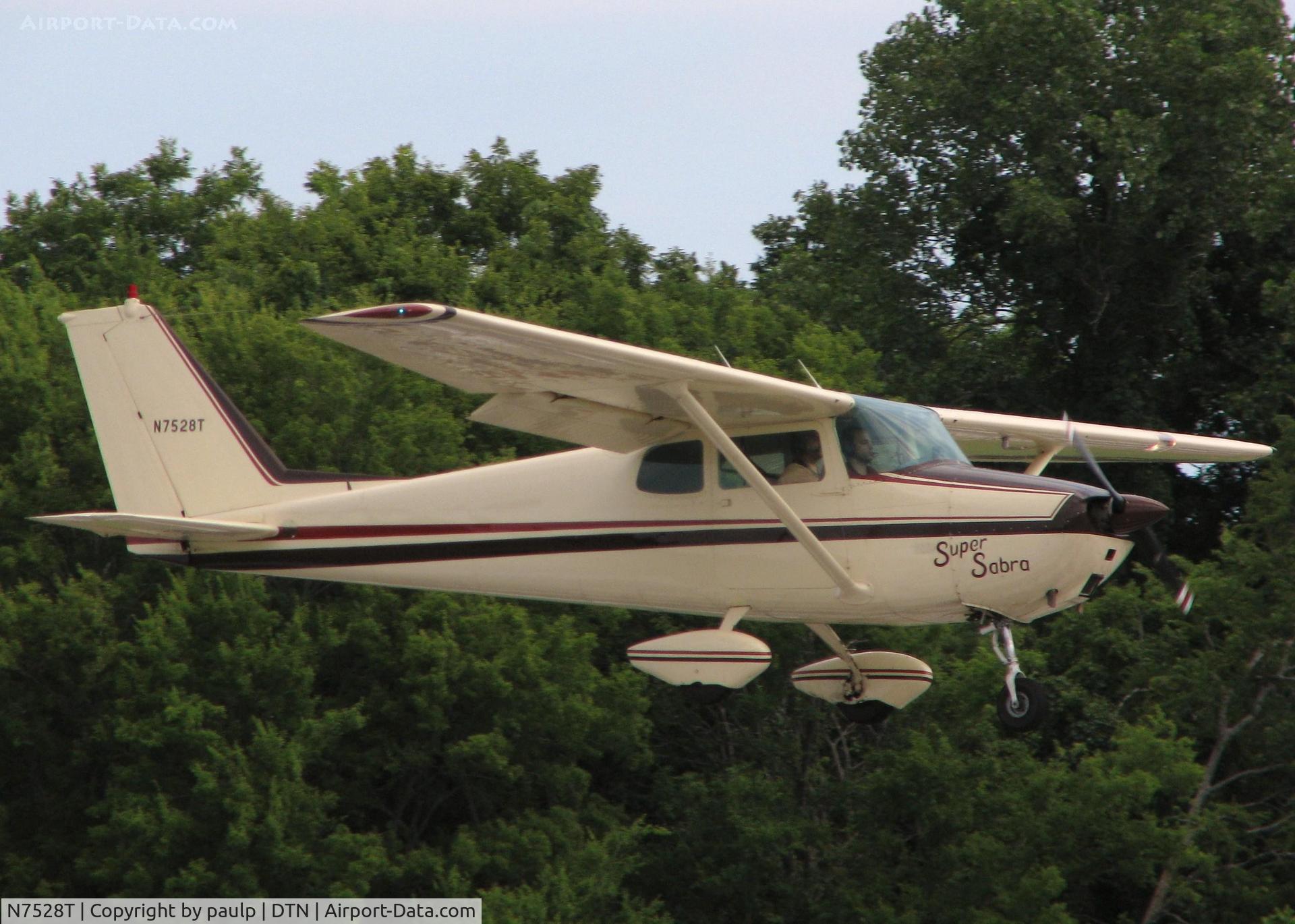 N7528T, 1959 Cessna 172A C/N 47128, Landing on runway 14 at the Shreveport Downtown airport.