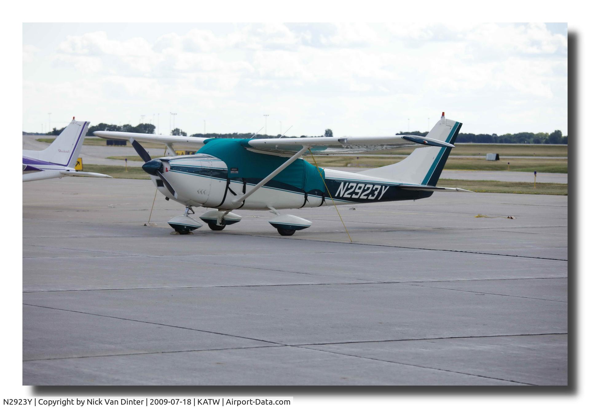 N2923Y, 1962 Cessna 182E Skylane C/N 18253923, On the Ramp