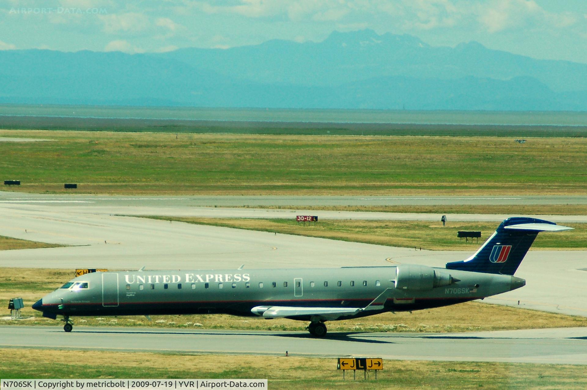 N706SK, 2004 Bombardier CRJ-701 (CL-600-2C10) Regional Jet C/N 10149, taxying for departure