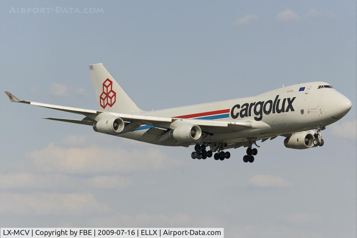 LX-MCV, 1998 Boeing 747-4R7F/SCD C/N 29729, short final RW24