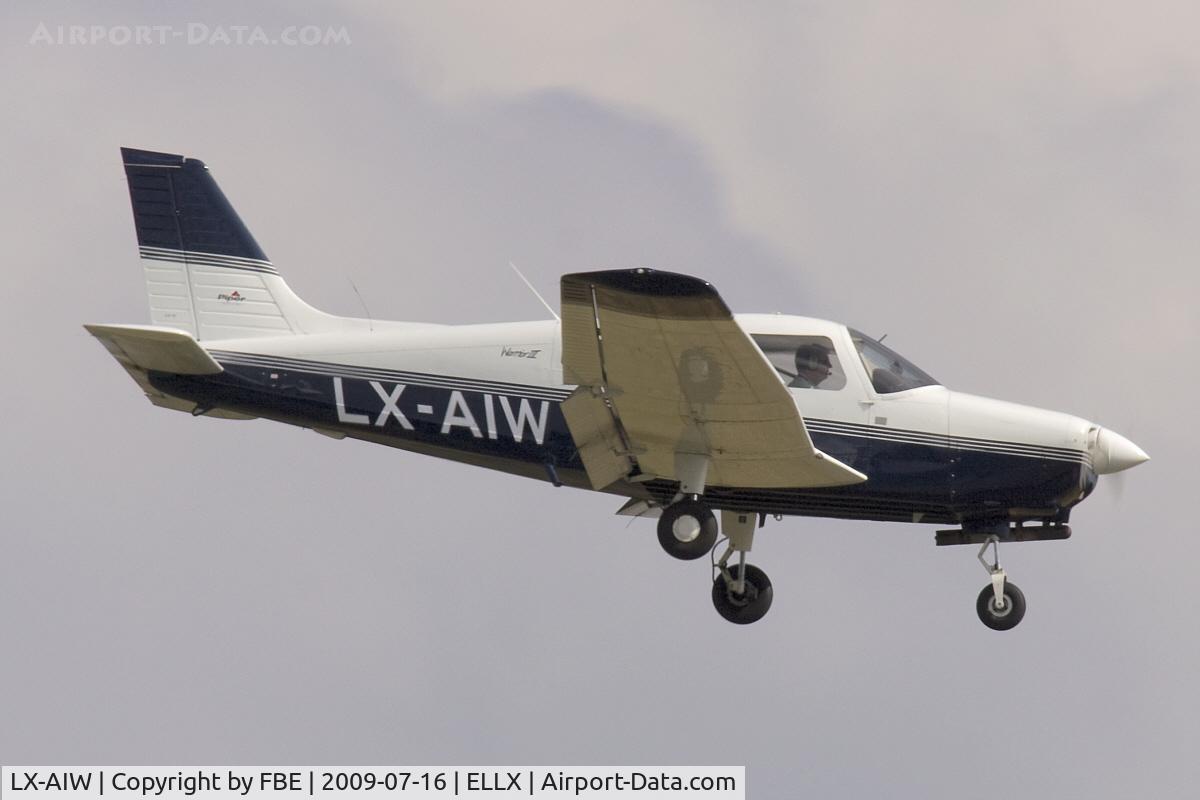 LX-AIW, Piper PA-28-161 Warrior III C/N 28-42153, short final RW24