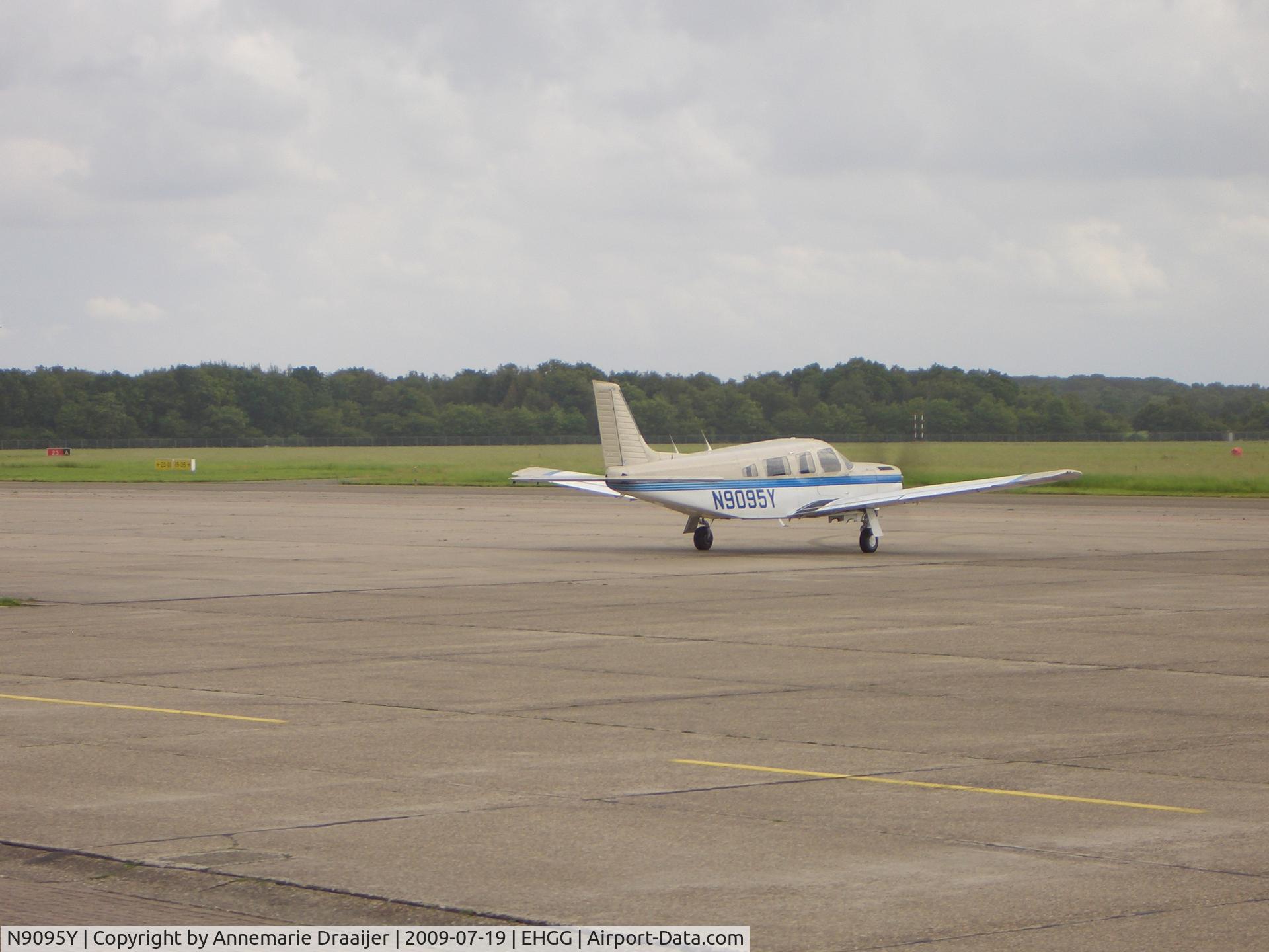 N9095Y, 1985 Piper PA-32R-301T Turbo Saratoga C/N 32R-8529008, leaving airport Eelde