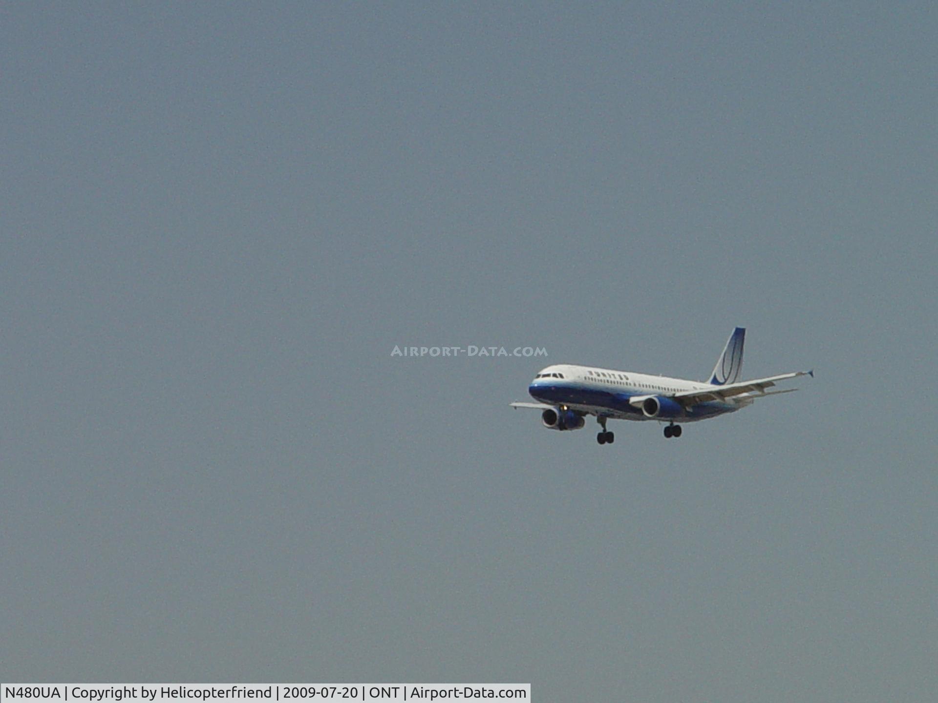 N480UA, 2001 Airbus A320-232 C/N 1555, On final to 26R