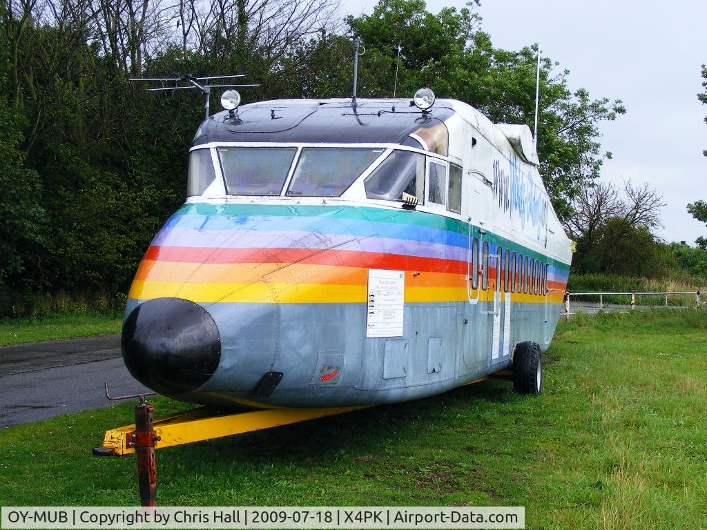 OY-MUB, 1981 Short 330-200 C/N SH.3069, Mobile control centre at the Wolds Gliding Club
