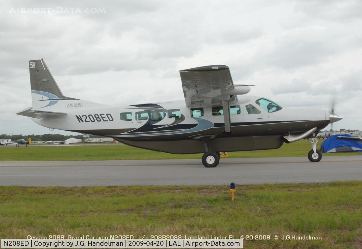 N208ED, 2009 Cessna 208B Grand Caravan C/N 208B2088, taxiing at Sun N' Fun