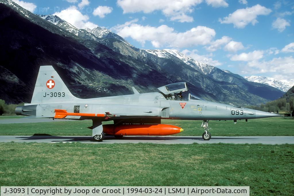 J-3093, Northrop F-5E Tiger II C/N L.1093, The first time I a saw the FlSt 6 badge was on this Tiger in 1994. A zap was applied just behind the cockpit.