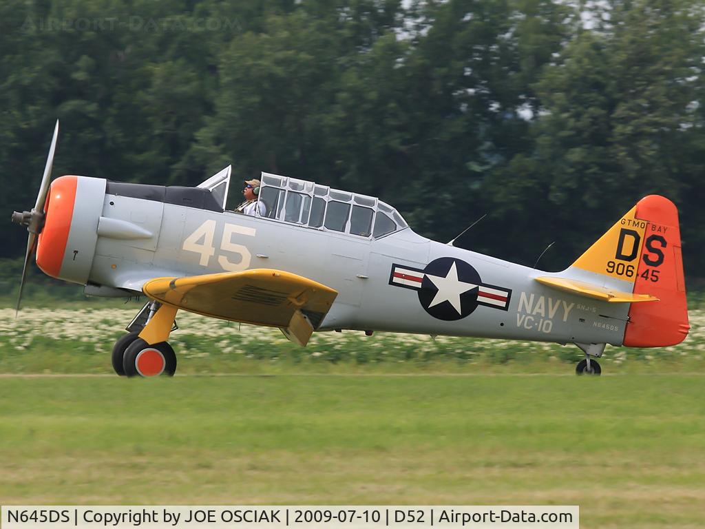 N645DS, 1944 North American SNJ-5 Texan Texan C/N 88-17678, Arriving at D52