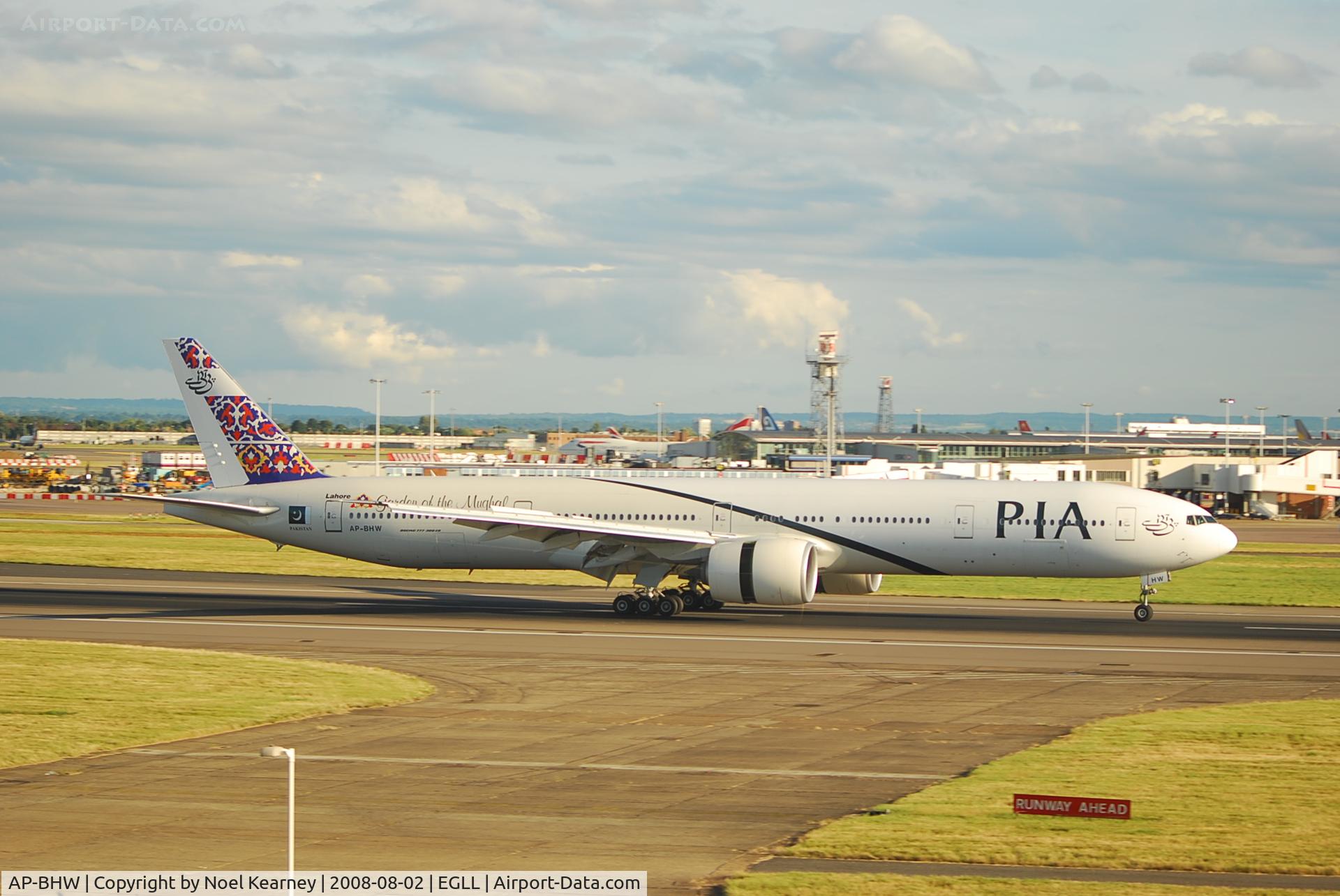 AP-BHW, 2007 Boeing 777-340/ER C/N 33779, Landing 27R