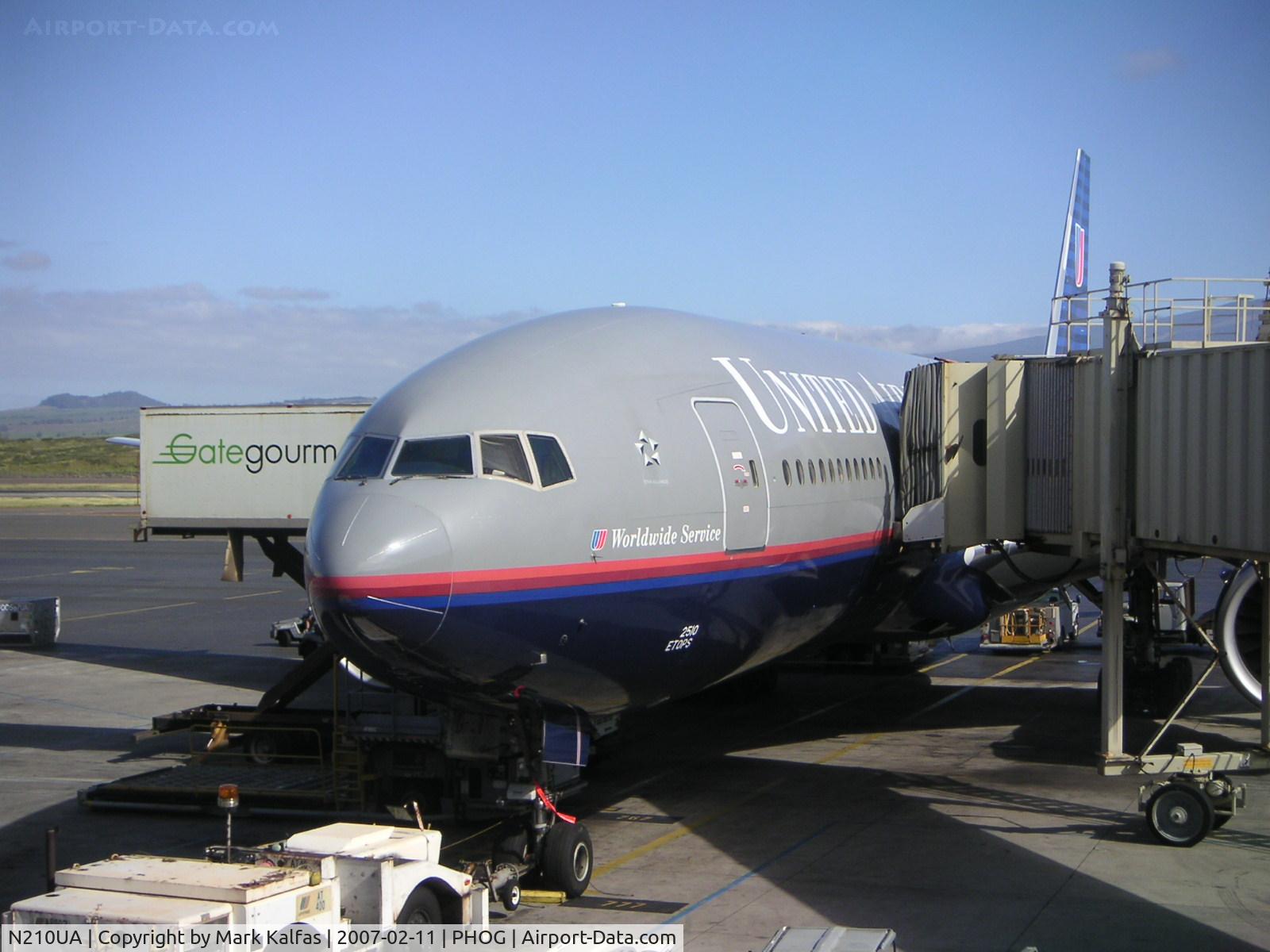 N210UA, 2000 Boeing 777-222 C/N 30216, United Airlines Boeing 777-222, N210UA loading up at PHOG for an overnighter to KORD.