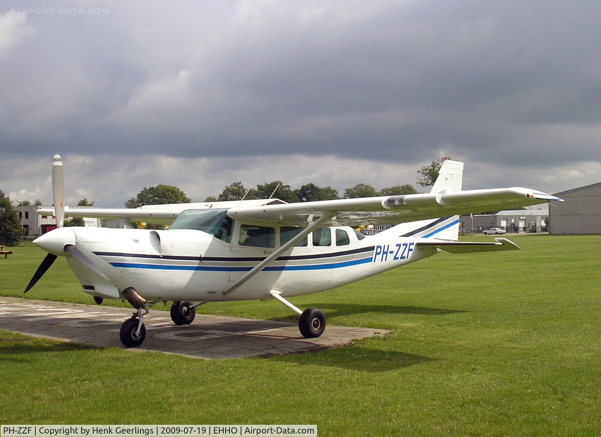 PH-ZZF, 1982 Cessna T207A C/N 207-00747, Hoogeveen Aerodrome - Para Club