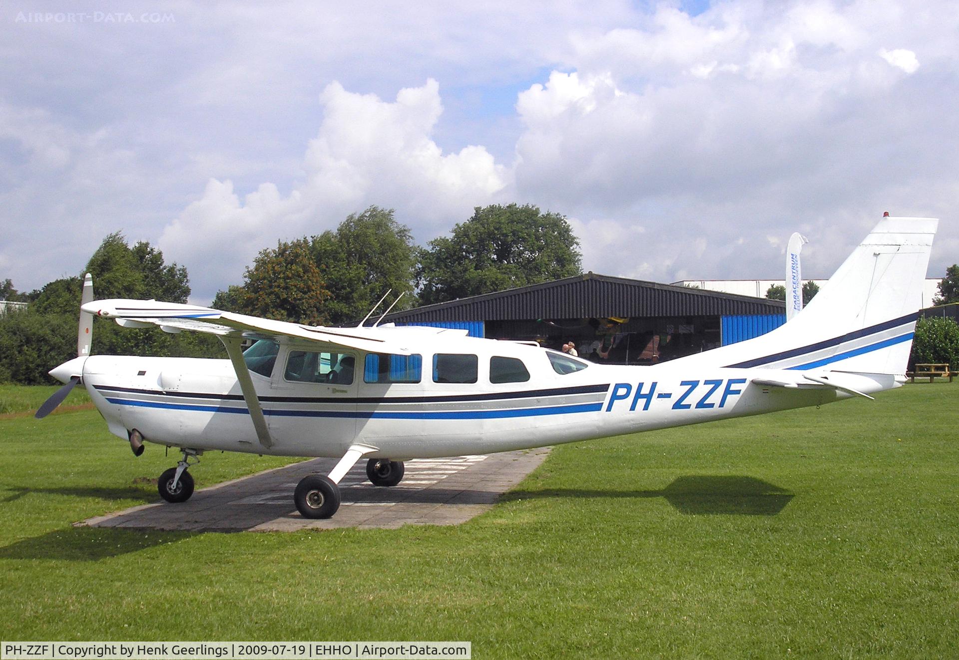 PH-ZZF, 1982 Cessna T207A C/N 207-00747, Hoogeveen Aerodrome - Para Club