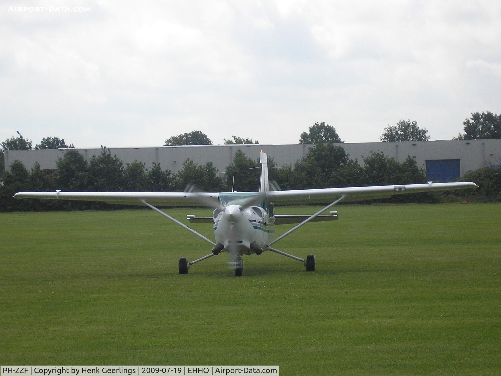 PH-ZZF, 1982 Cessna T207A C/N 207-00747, Hoogeveen Aerodrome - Para Club