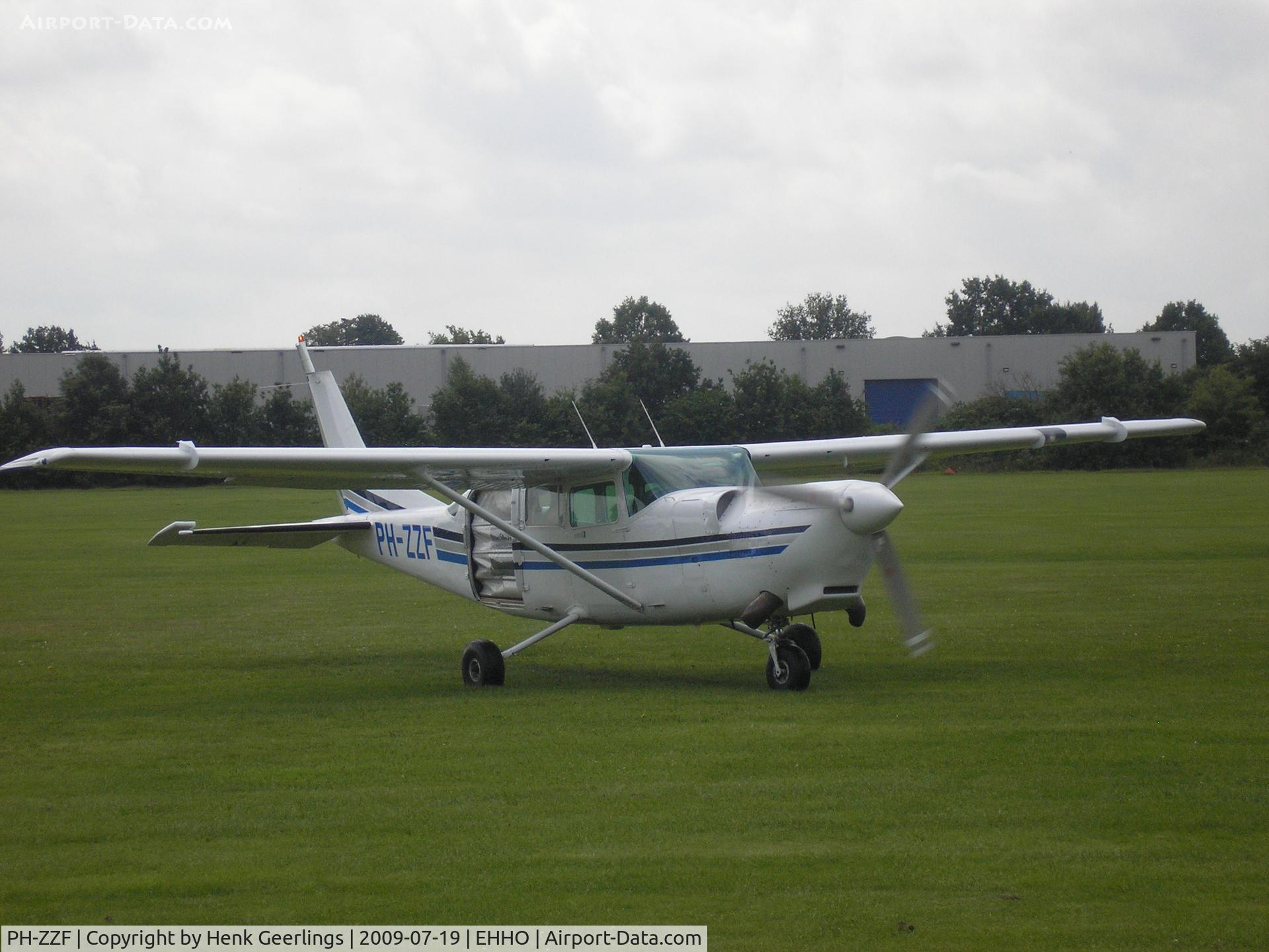 PH-ZZF, 1982 Cessna T207A C/N 207-00747, Hoogeveen Aerodrome - Para Club
