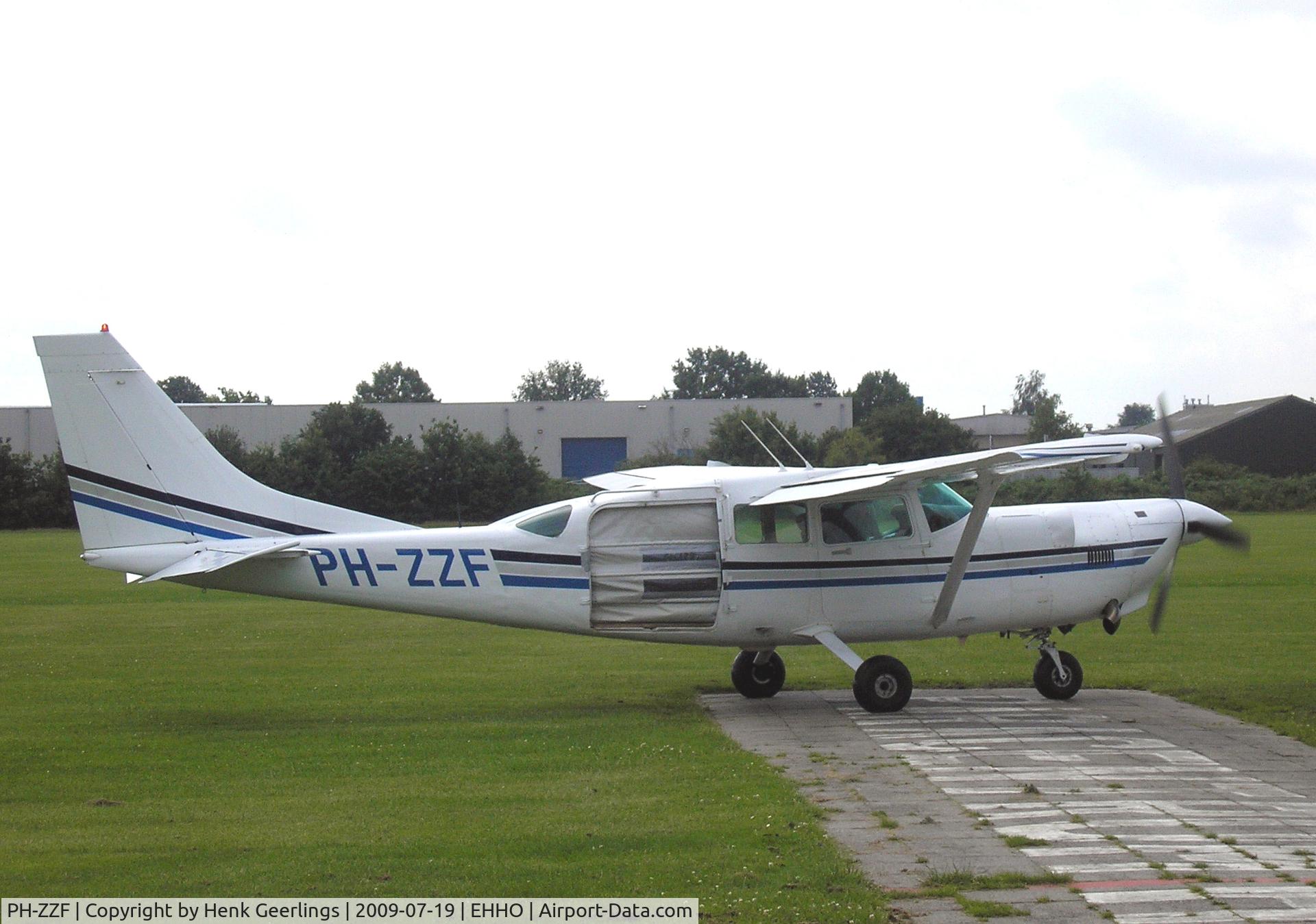 PH-ZZF, 1982 Cessna T207A C/N 207-00747, Hoogeveen Aerodrome - Para Club