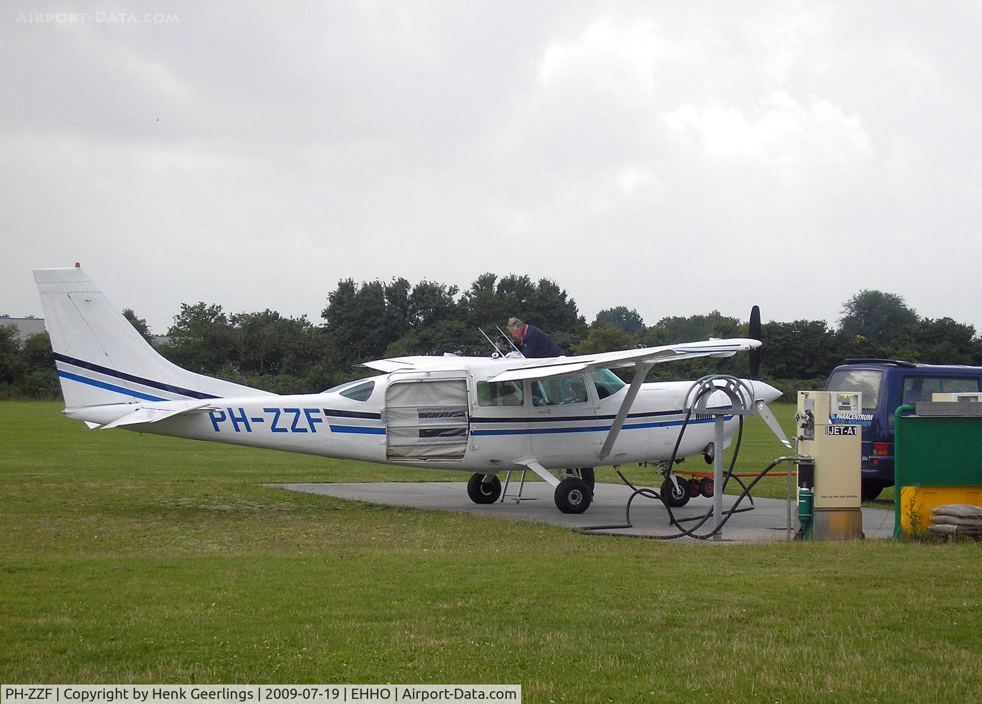 PH-ZZF, 1982 Cessna T207A C/N 207-00747, Hoogeveen Aerodrome - Para Club