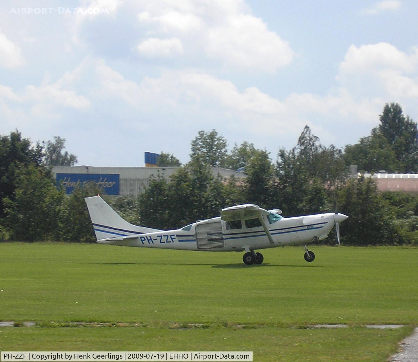 PH-ZZF, 1982 Cessna T207A C/N 207-00747, Hoogeveen Aerodrome - Para Club - Take off