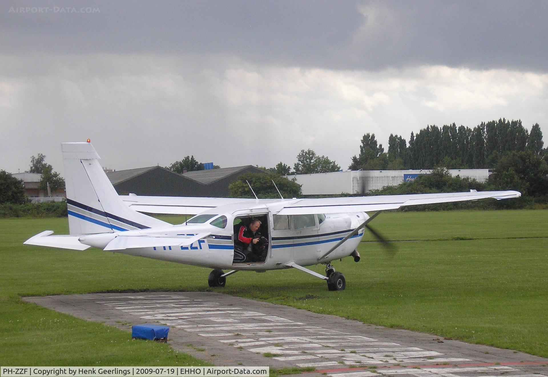 PH-ZZF, 1982 Cessna T207A C/N 207-00747, Ready for new dropping  - Para club