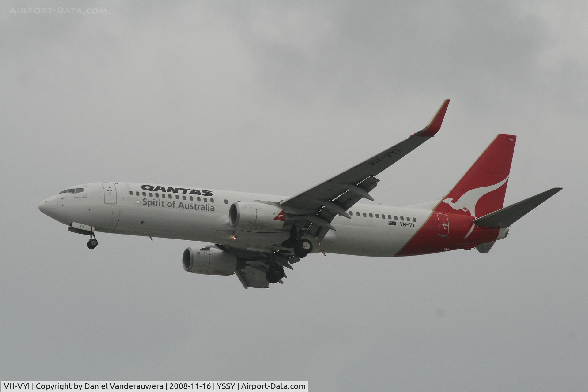 VH-VYI, 2005 Boeing 737-838 C/N 34181, descending to rwy 16L