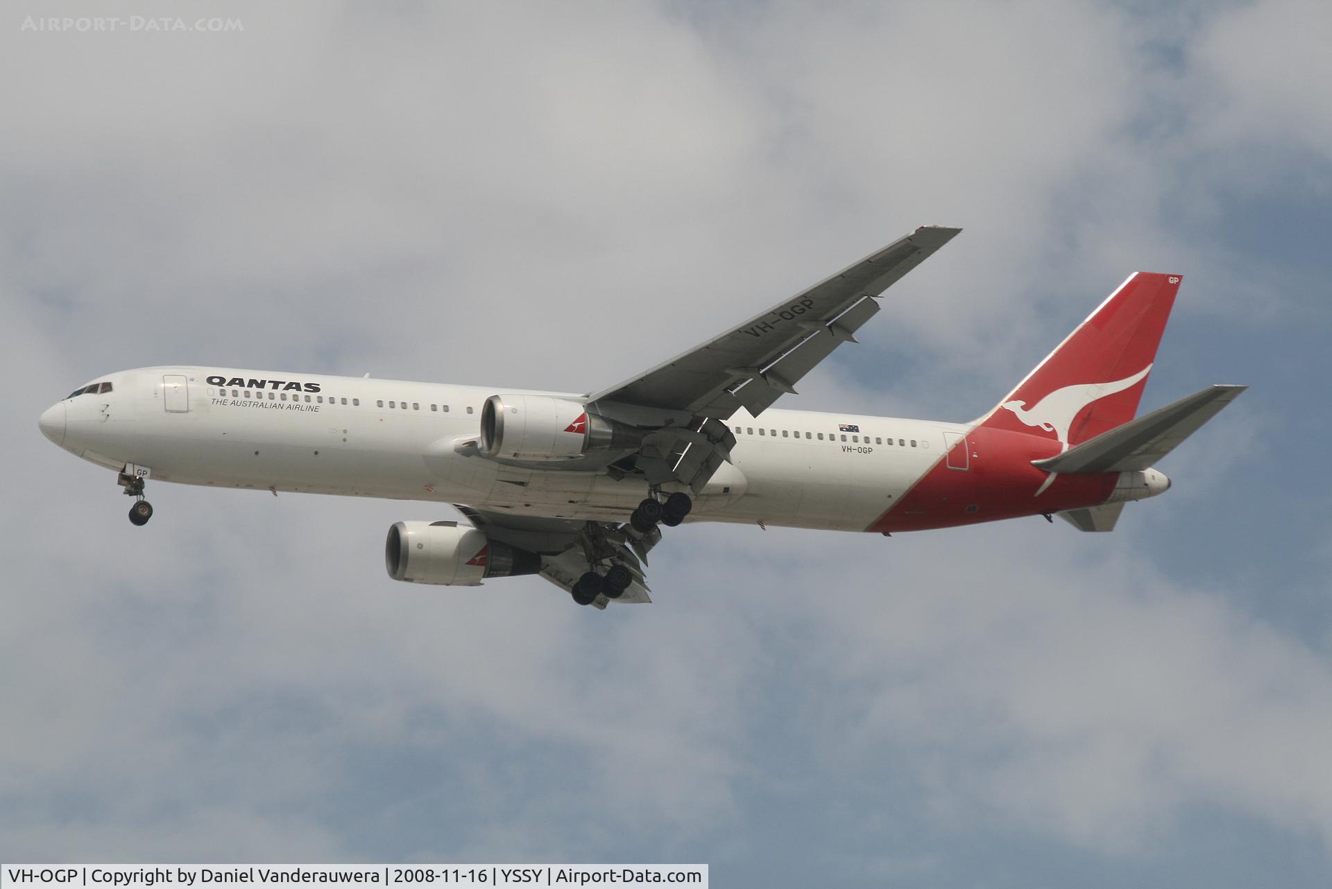 VH-OGP, 1996 Boeing 767-338 C/N 28153, descending to rwy 16L
