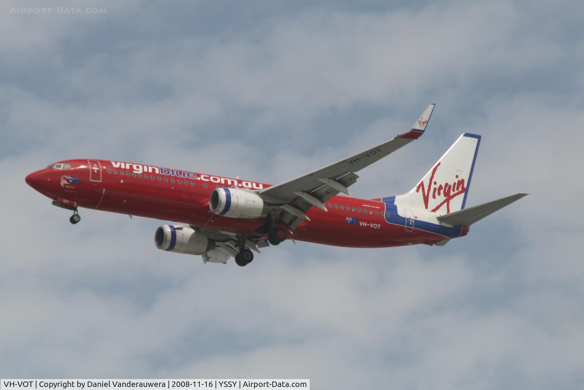 VH-VOT, 2004 Boeing 737-8FE C/N 33801, descending to rwy 16L