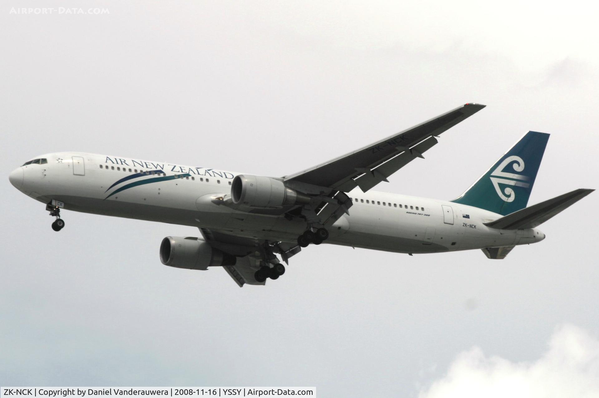 ZK-NCK, 1997 Boeing 767-319/ER C/N 26971, descending to rwy 16L