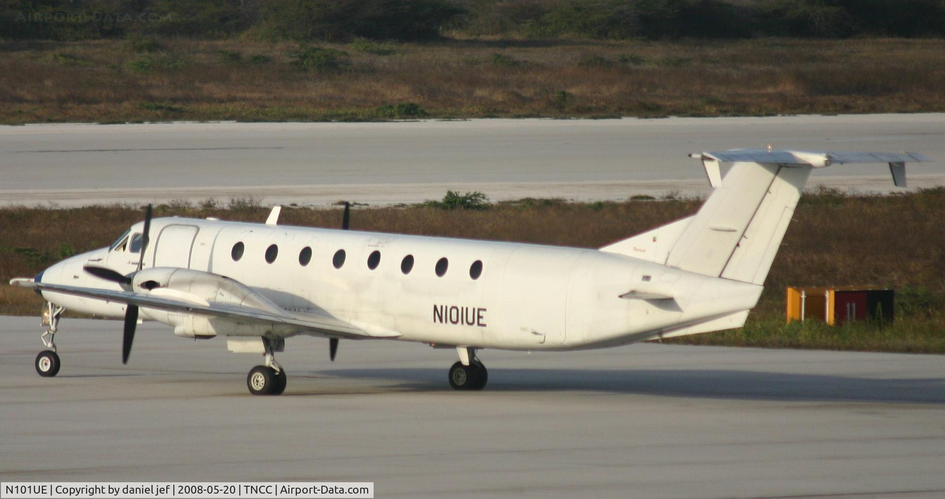 N101UE, 1989 Beech 1900C C/N UC-101, taxing to the runway