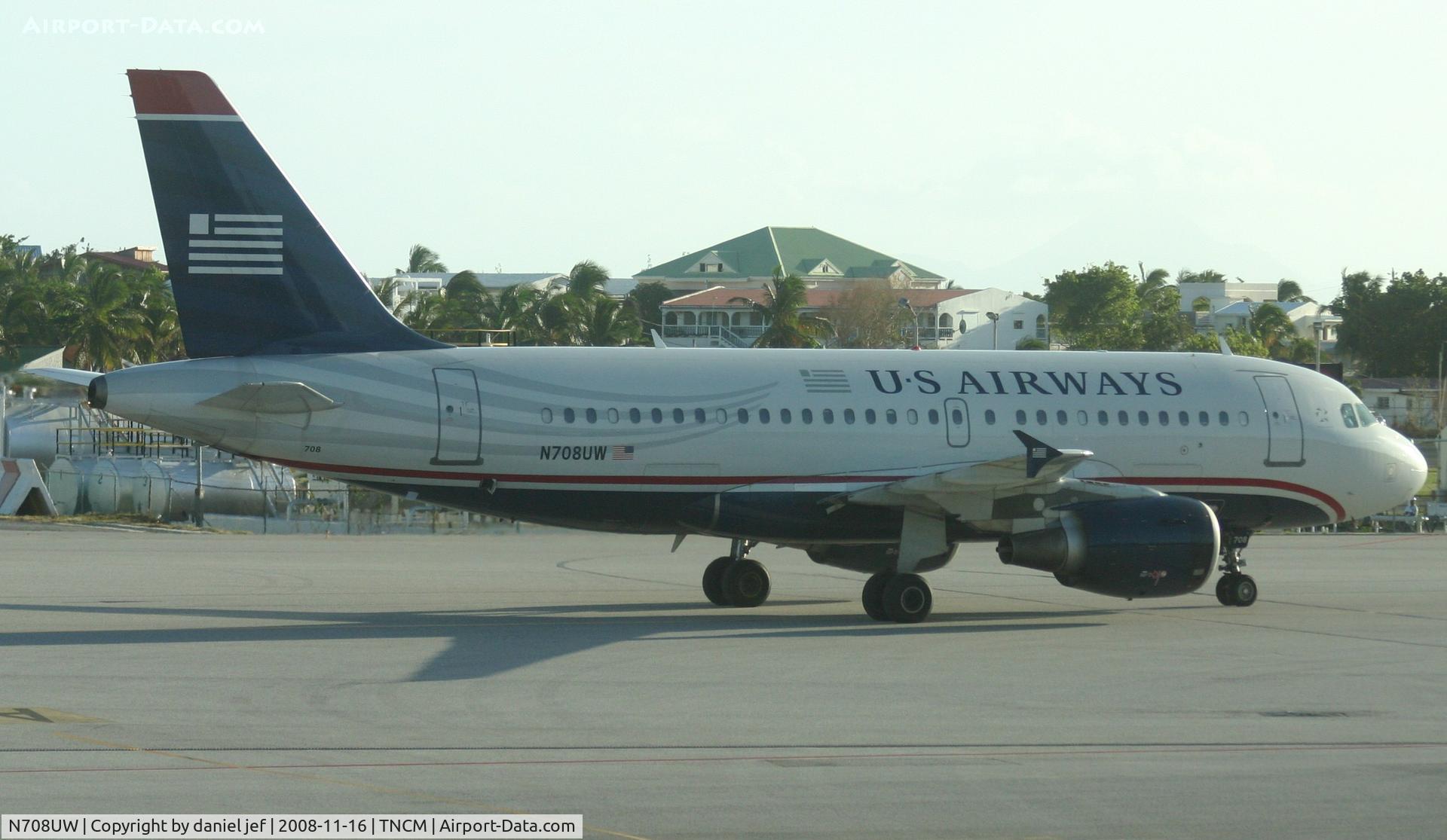 N708UW, 1999 Airbus A319-112 C/N 0972, taxing to the runway