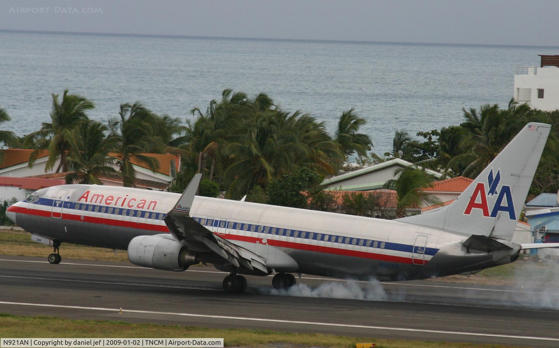 N921AN, 1999 Boeing 737-823 C/N 29522, Landing 10