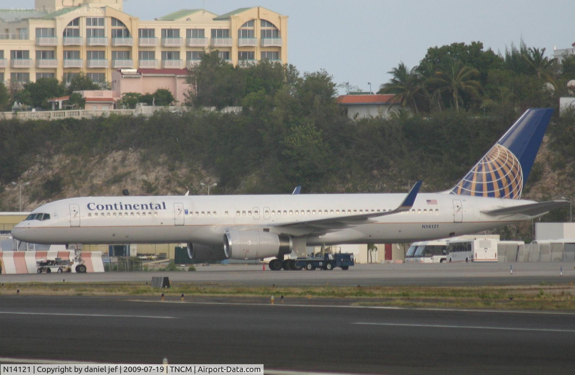 N14121, 1997 Boeing 757-224 C/N 27563, park at the ramp for repairs.