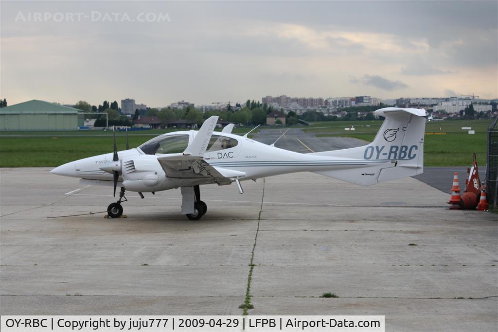 OY-RBC, Diamond DA-42 Twin Star C/N 42.097, on transit at Le Bourget