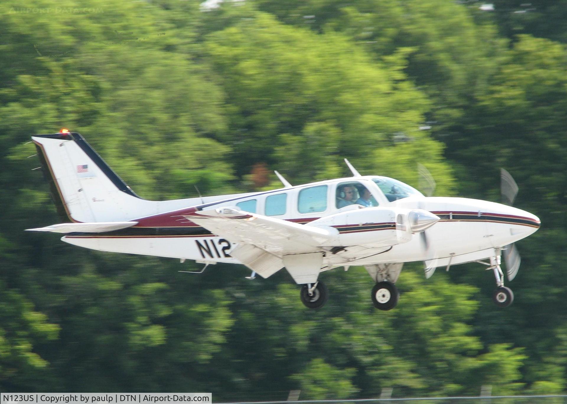 N123US, 1982 Beech 58 Baron C/N TH-1335, Landing on runway 14 at Downtown Shreveport.