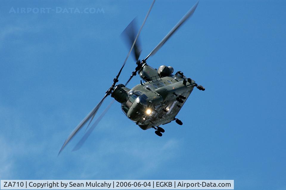 ZA710, Boeing Vertol Chinook HC.2 C/N M/A022/B-841/M7003, ZA710, a Royal Air Force Boeing Chinook HC.2 seen during its display at the Biggin Hill International Air Fair 4th of June, 2006.