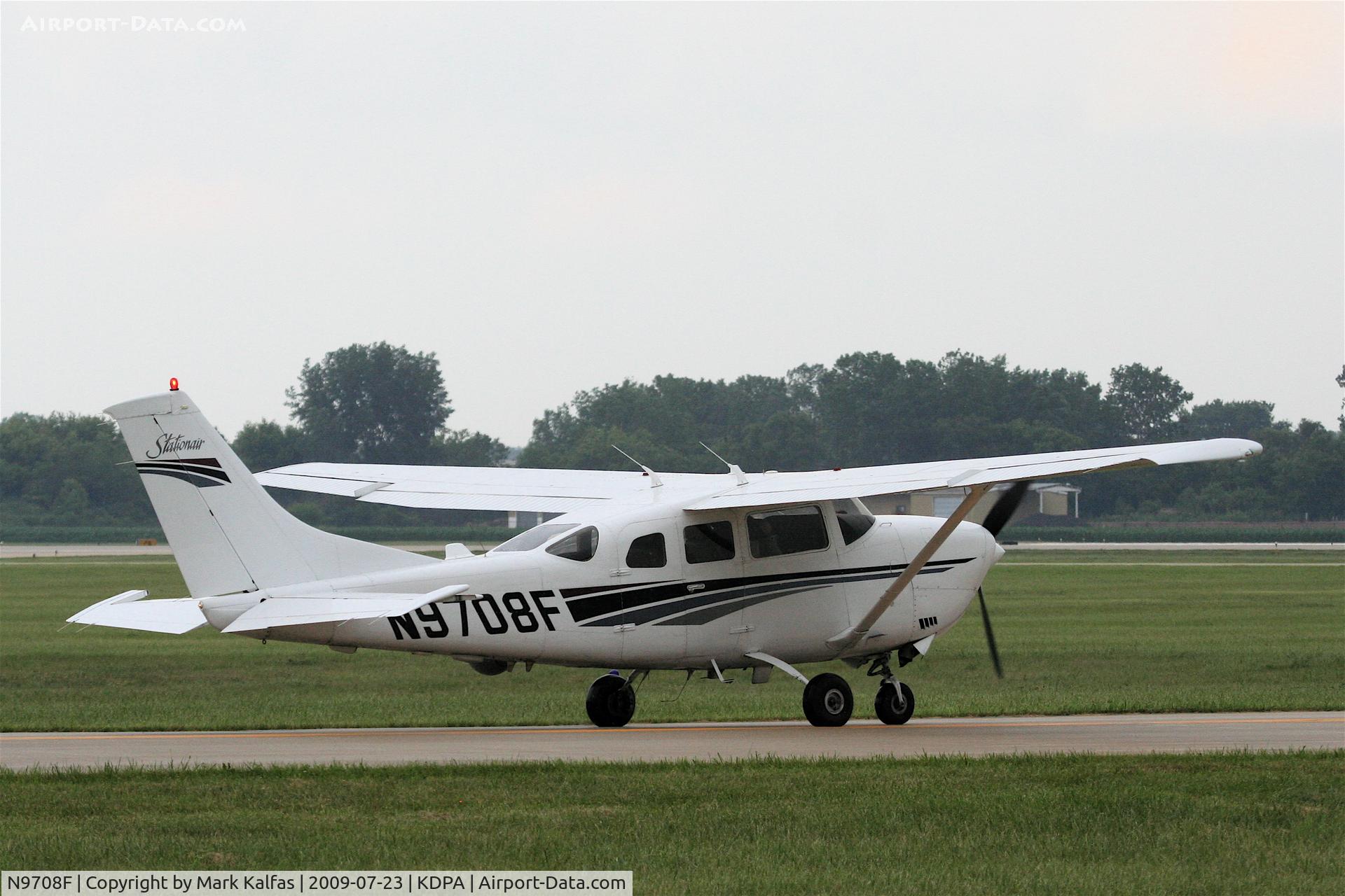 N9708F, 1998 Cessna T206H Turbo Stationair C/N T20608008, Cessna T206H, N9708F, taxiway R-6 on the way to a RWY 2L departure.