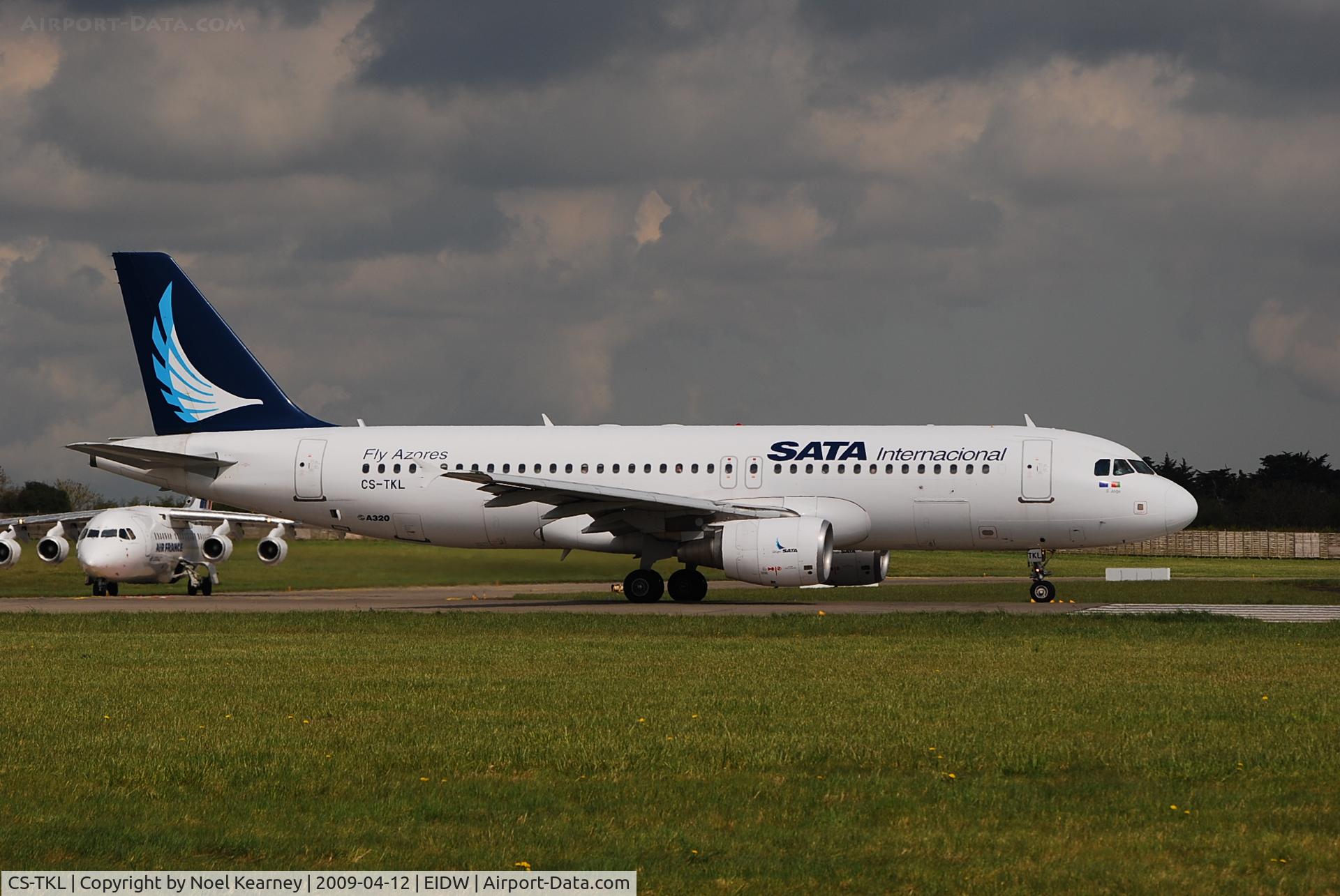 CS-TKL, 2005 Airbus A320-214 C/N 2425, Departing Rwy 10