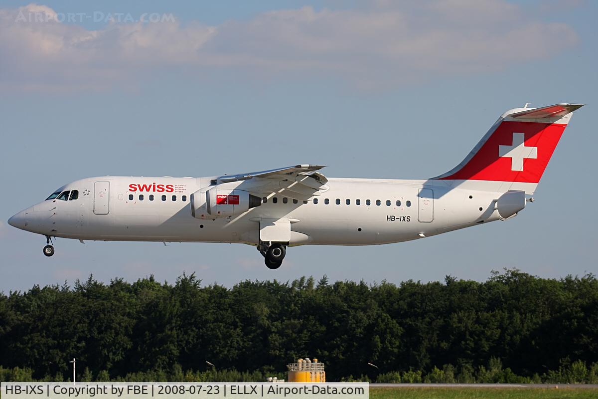 HB-IXS, 1995 British Aerospace Avro 146-RJ100 C/N E3280, about to touchdown